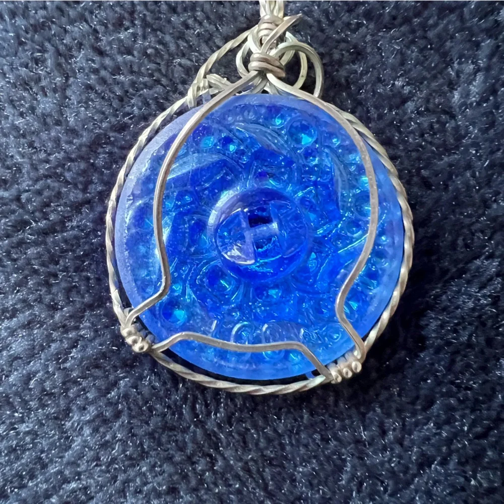 Czechoslovakian button pendant (chain not included)